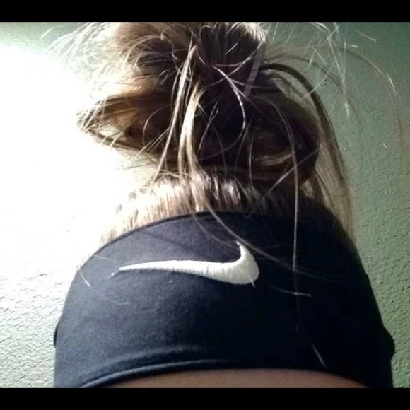 girl wearing nike headband